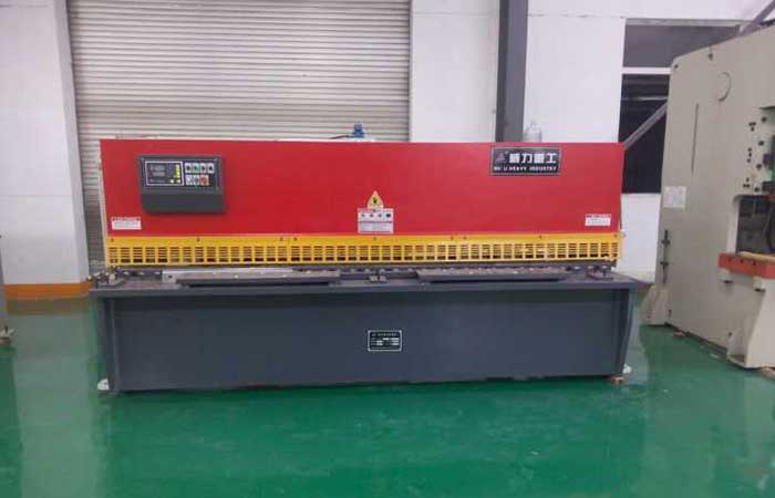 QC11Y-10×32000液壓剪板機(jī)，10個厚液壓閘式剪板機(jī)